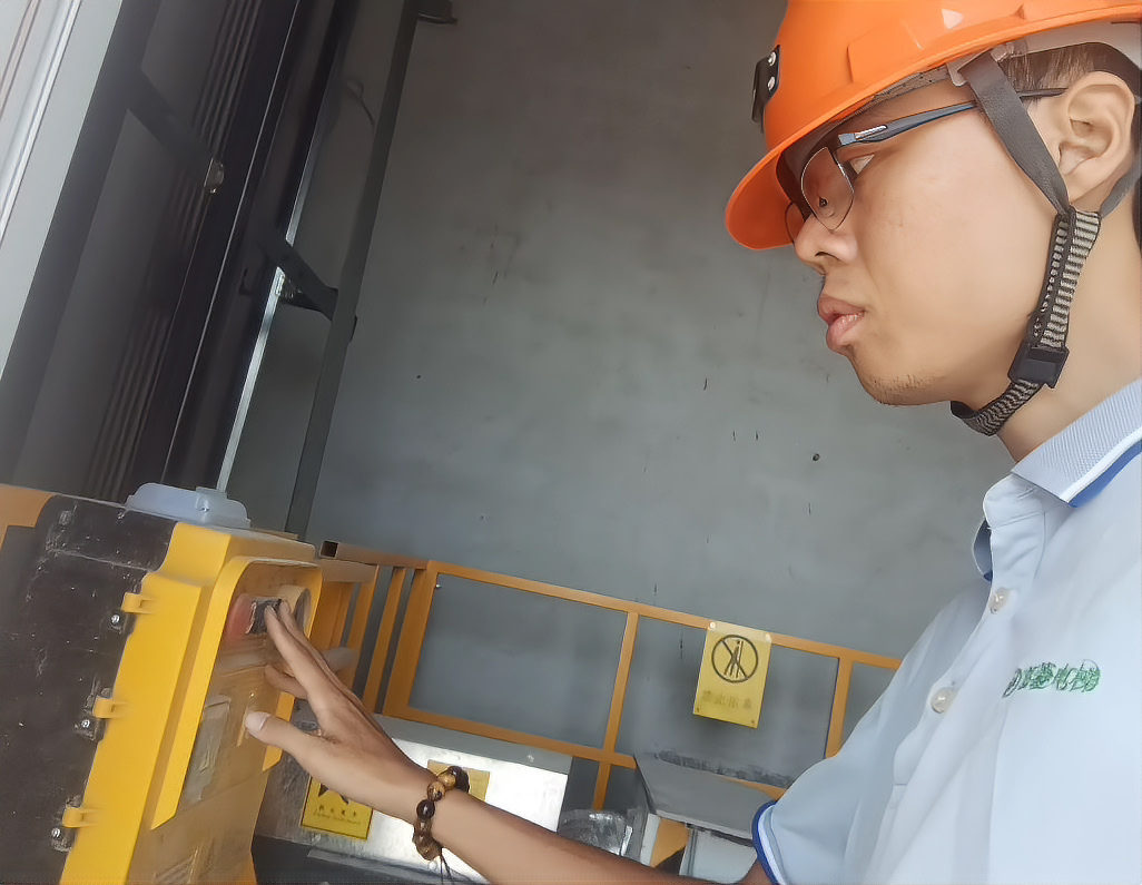 电梯维修作业实拍